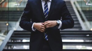 key differences to understand managing vs leading